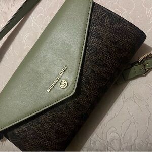 ✨MICHAEL KORS Crossbody Purse✨
